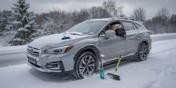 découvrez nos conseils essentiels pour préparer efficacement votre voiture à affronter l'hiver en toute sécurité et préserver ses performances.